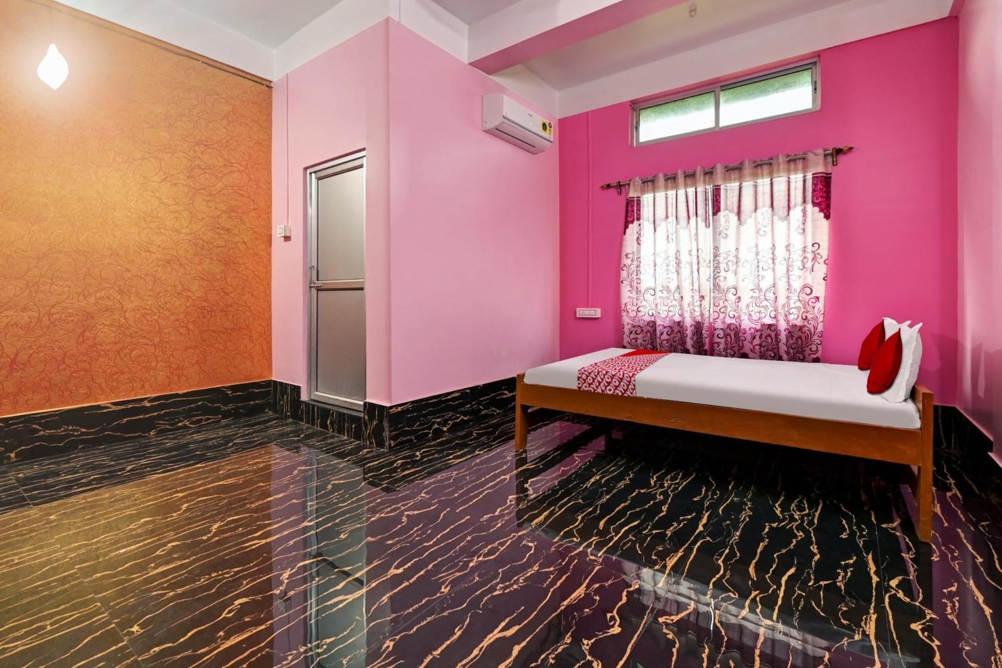Oyo Flagship The Brahmaputra Homestay Guwahati Exterior foto