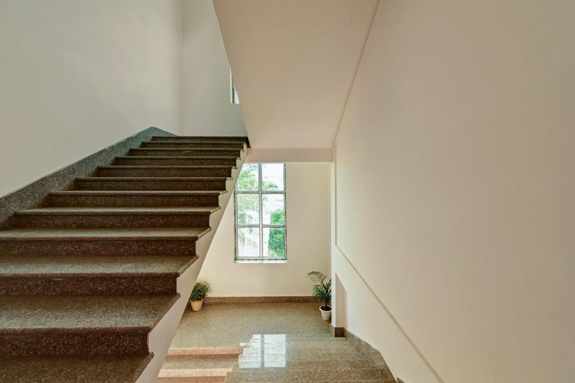 Oyo Flagship The Brahmaputra Homestay Guwahati Exterior foto